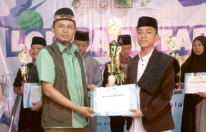 BERPRESTASI: Imam Muslih menerima tropi dalam lomba Pidato antarsekolah Muhammadiyah se-Kota Malang kemarin