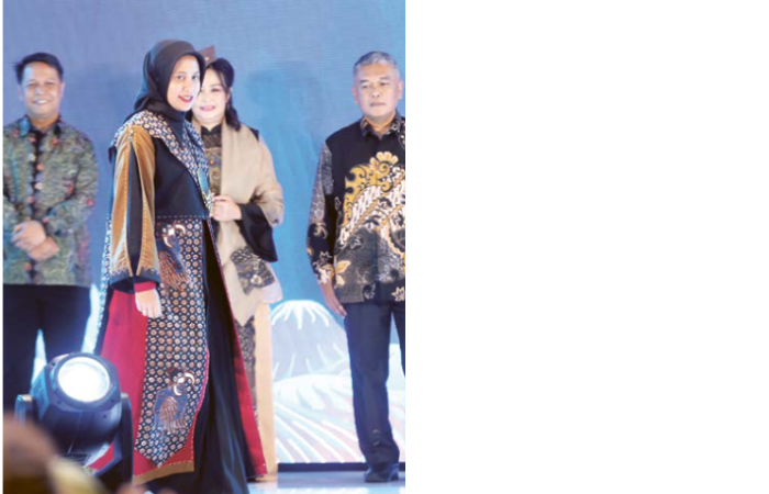 EVENT TAHUNAN: Kepala KPw BI Malang Febrina (depan) ikut dalam fashion show di event BI-Youth-iful Festival, kemarin.