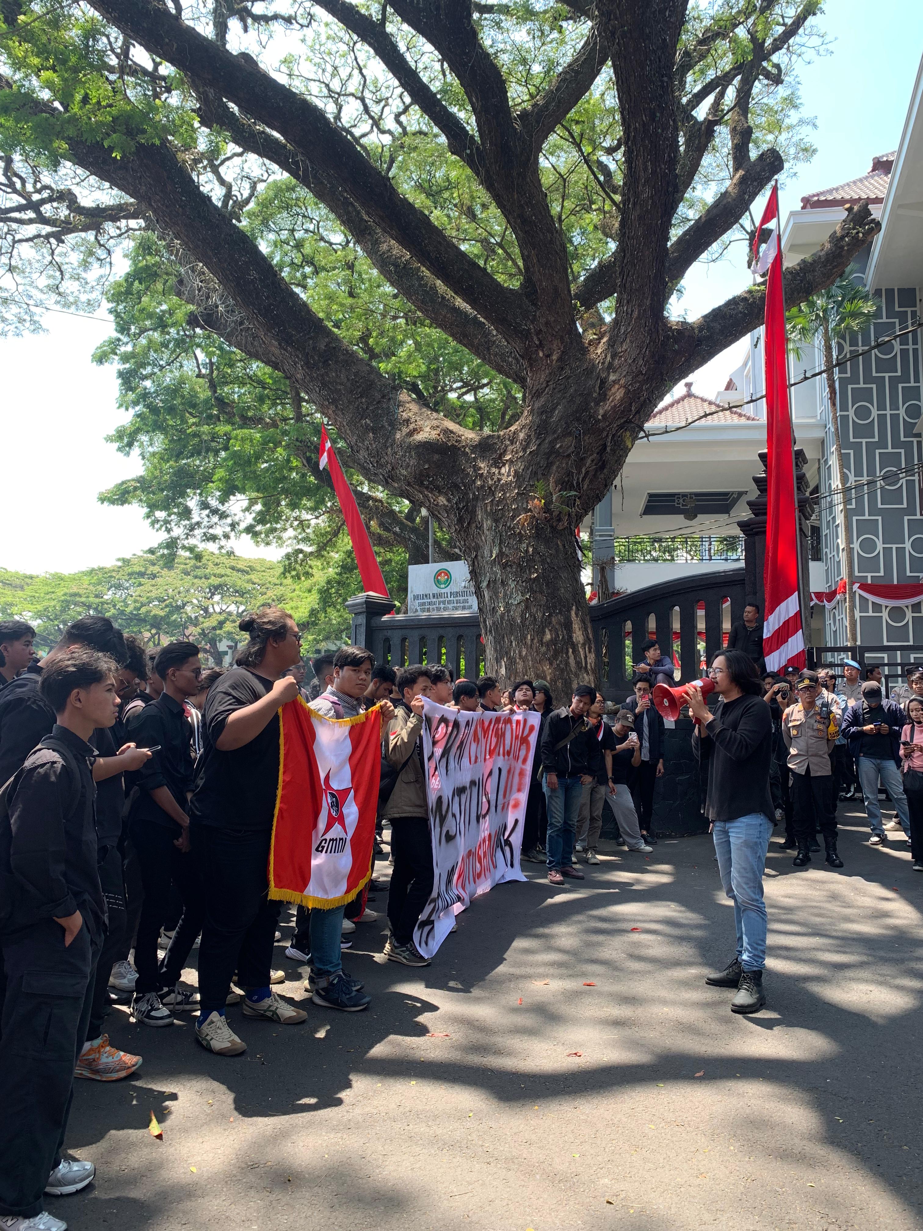 Para mahasiswa menyuarakan aspirasinya yang menolah pengesahan UU Pilkada siang ini (22/8). (Claresta/Radar Malang)