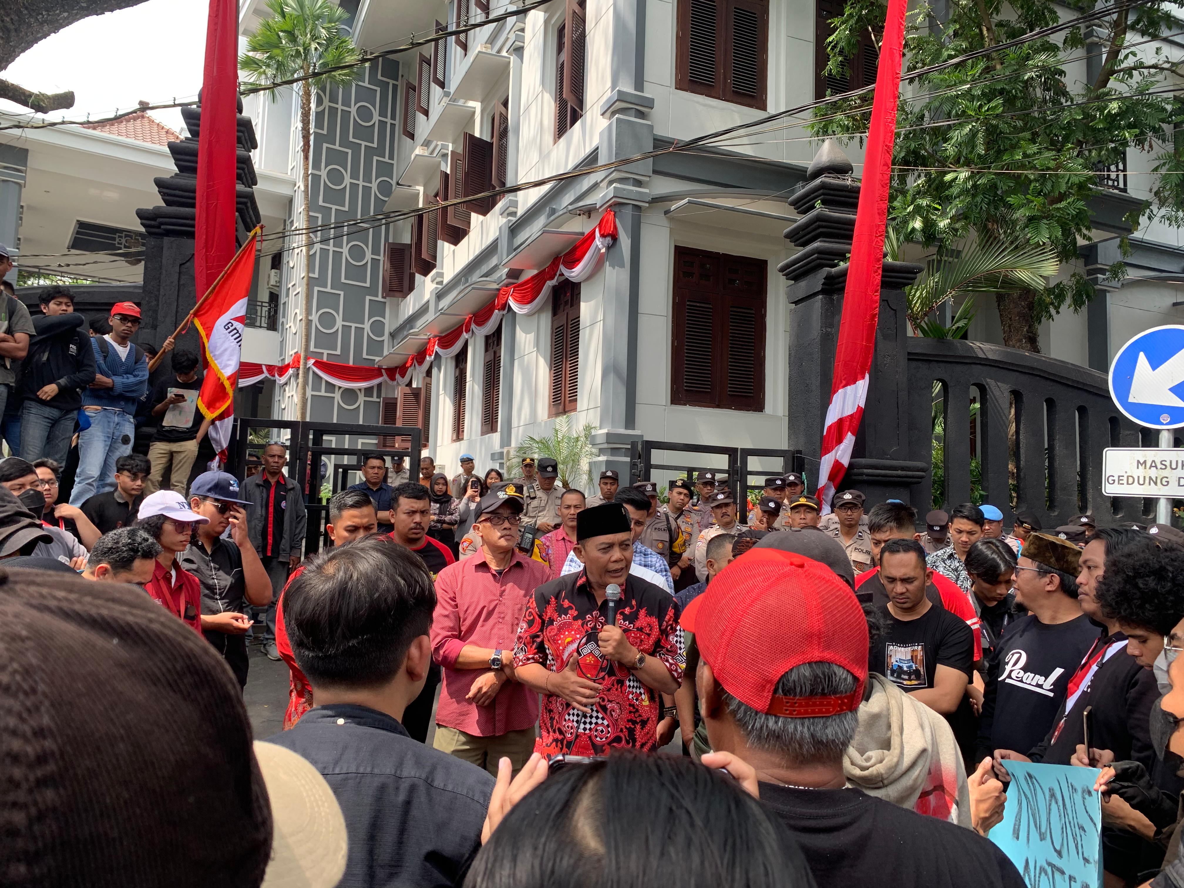 Ketua DPRD Kota Malang I Made Riandiana Kartika turun menemui demonstran (22/8)