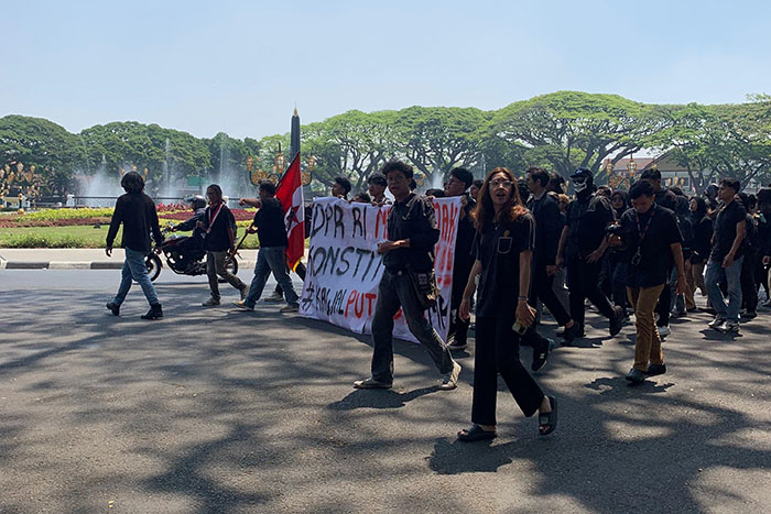 Suasana demonstrasi mahasiswa di Balai Kota Malang mendukung putusan MK dan menolak revisi UU Pilkada