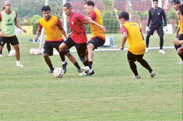 BERUSAHA LEBIH BAIK: Dendi Santoso (tengah) dikawal ketat Rifad Marasabessy dan Pablo Oliveira dalam sesi latihan ARG Soccer Field, kemarin.