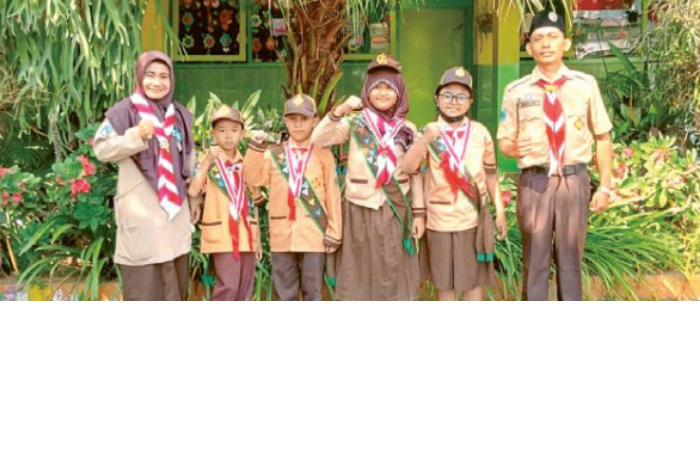 BANGGA: Plt Kepala Sekolah Nur Faidah SPd MSi (kiri) berfoto bersama Pembina Wahyudi Pratikno (kanan) dan siswa SDN Jatimulyo 4 peraih Pramuka Garuda Siaga.