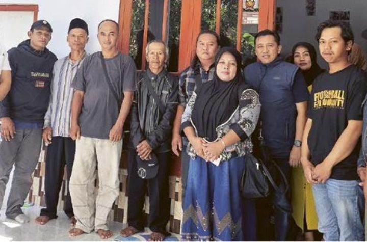 PENUHI NAZAR: Arema FC dan Presidium Aremania Satu menyalurkan santunan ke keluarga korban Tragedi Kanjuruhan di Blitar, 12 Agustus lalu.