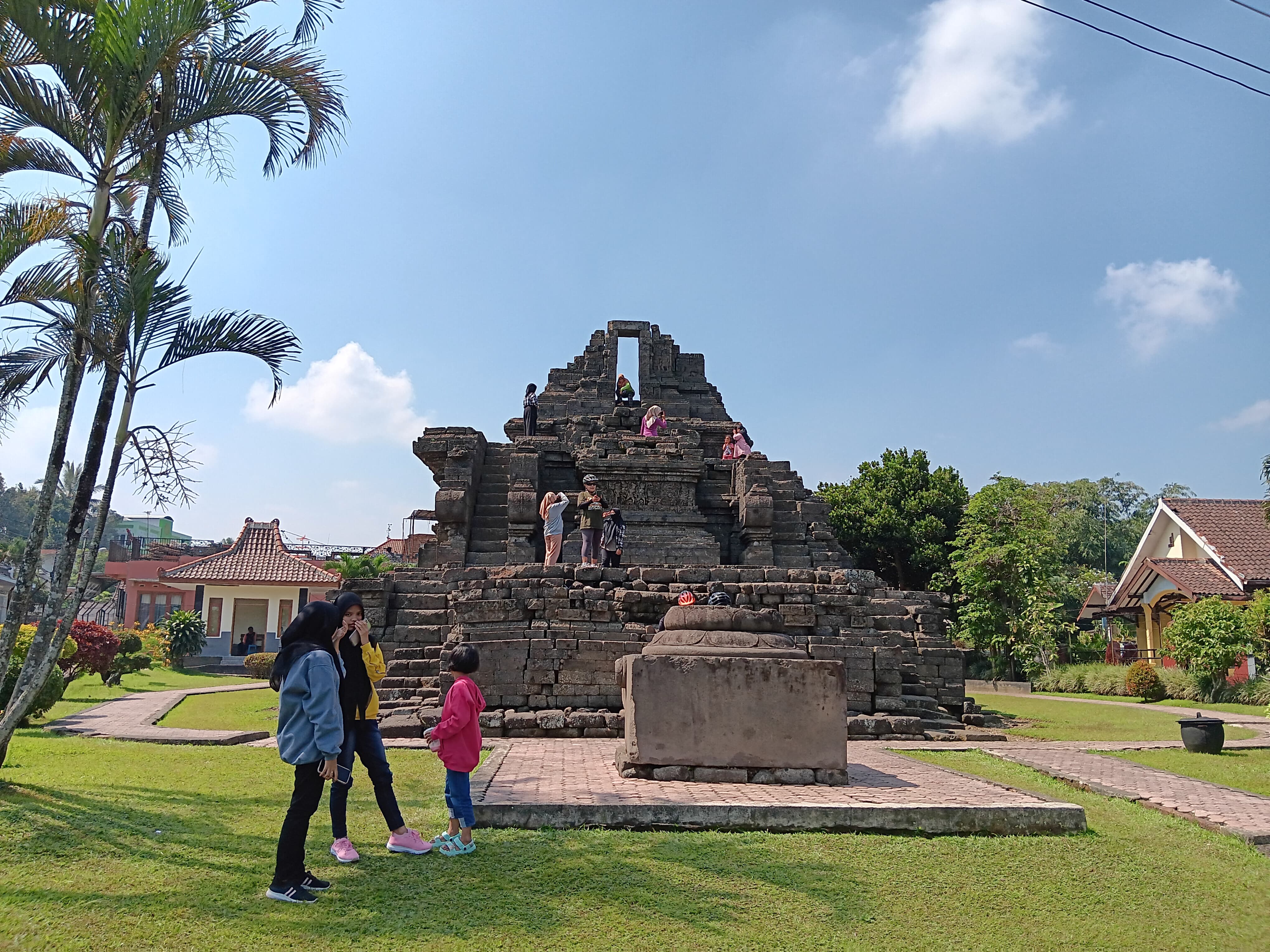 WISATA SEJARAH: Beberapa pelajar mengamati bangunan Candi Jago di Dusun Jago, Kecamatan Tumpang.