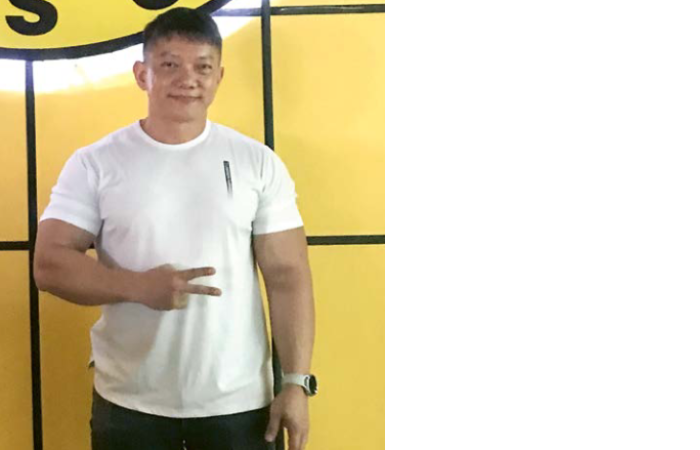 ULET: Buyung Amsal berpose di depan tempat gymnya di Kota Batu, beberapa hari lalu. Usaha itu sudah dibuka sejak 2020.