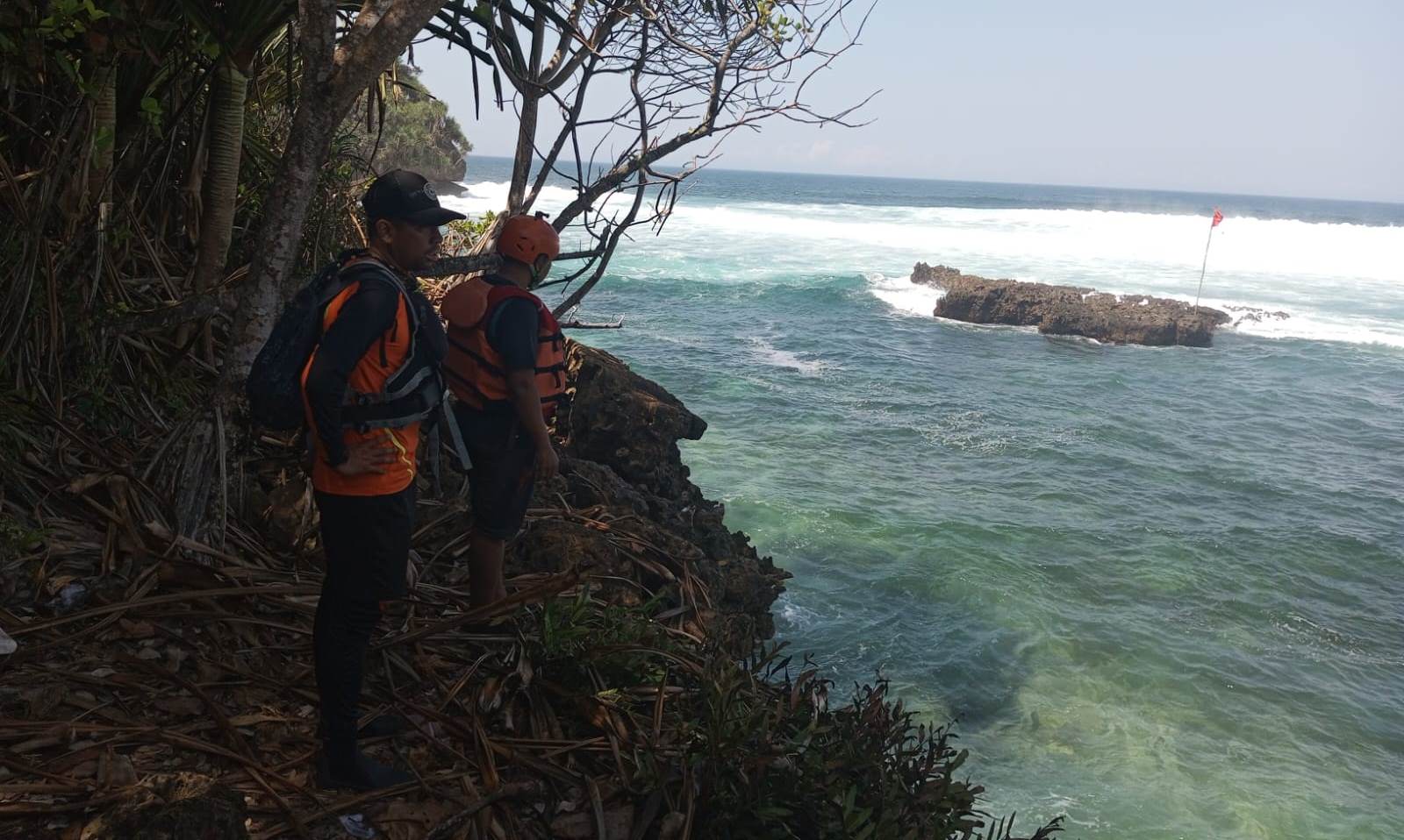 HARI TERAKHIR PENCARIAN: Tim Basarna memantau bibir Pantai Balekambang kemarin (23/8). Hingga pencarian hari terakhir belum ada tanda-tanda keberadaan korban.