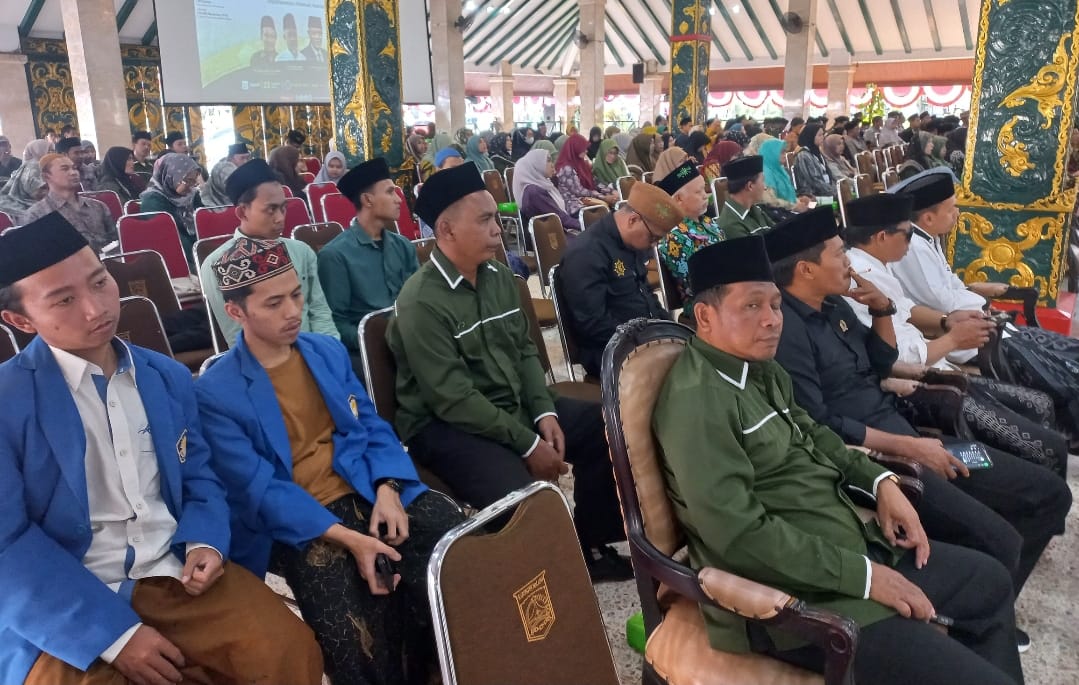 RAMAI: Para peserta bedah buku datang dari berbagai kalangan.