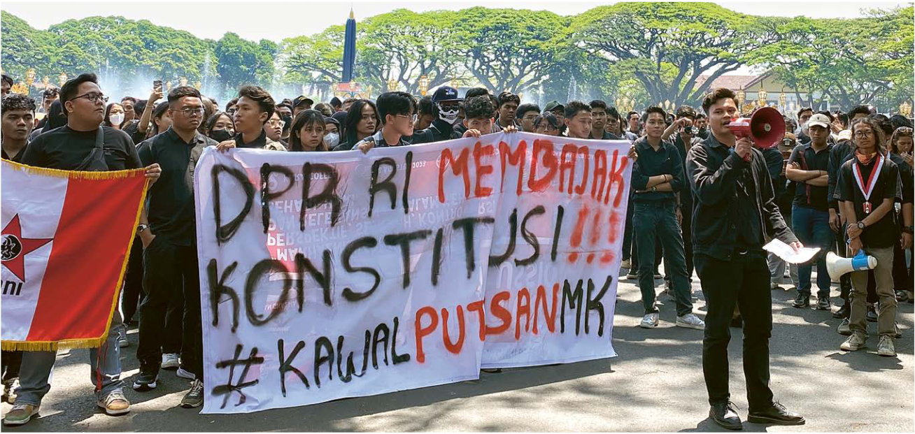 BERHASIL: Aksi demo dilakukan mahasiswa di depan gedung DpRD Kota Malang kemarin siang (22/8). Mereka akan terus mengawal putusan terbaru MK tentang pilkada.