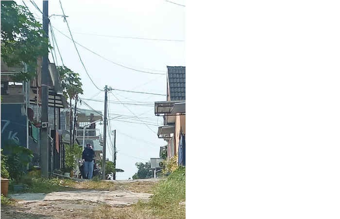 TUNGGU PENYERAHAN PSU: Ruas jalan di salah satu perumahan sudah rusak namun Pemkab Malang tidak bisa memperbaikinya.