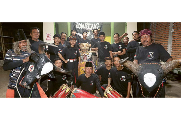 SEJAK 1953: Anggota Kelompok Bantengan Patak Putih di Jalan Kemantren Gang II, Kelurahan Bandungrejosari, Kecamatan Sukun berkumpul Kamis lalu (22/8).