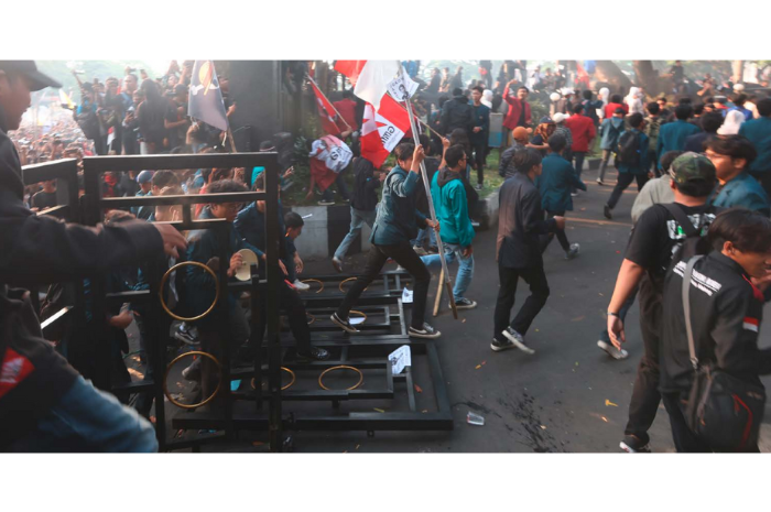 KESABARAN MENIPIS: Para demonstran masuk ke halaman gedung DPRD Kota Malang setelah gerbang berhasil dirobohkan kemarin (23/8). Mereka dihalau keluar menggunakan water cannon.
