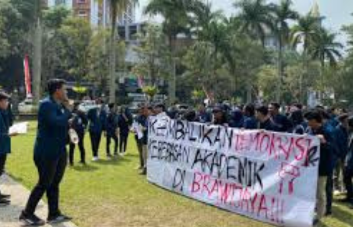Aksi Unjuk Rasa Oleh Bem UB di DPR RI