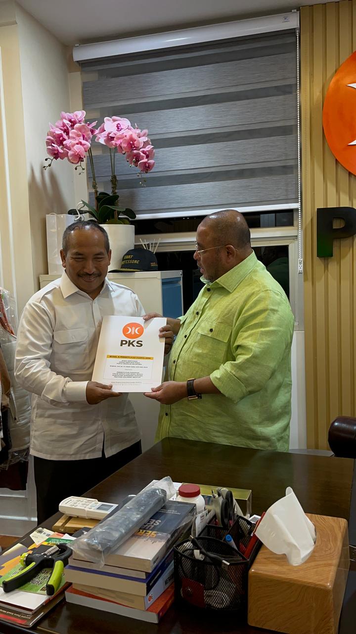 TIKET PILKADA: dr Umar Usman (kiri) menerima rekom dari DPP PKS, Minggu malam (25/8)