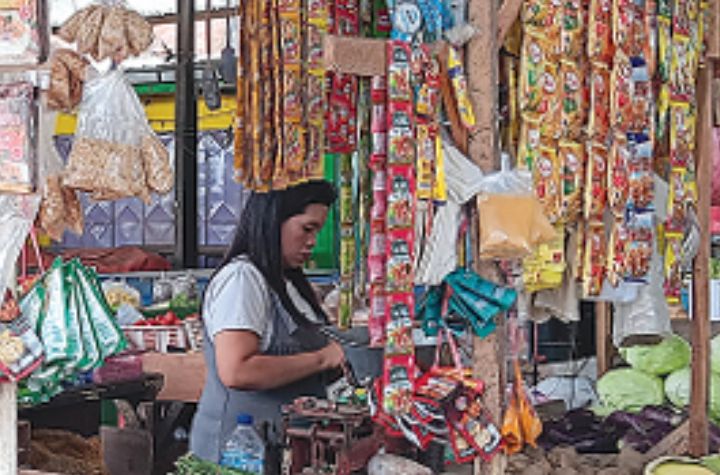 TRANSAKSI ONLINE: Pedagang di Pasar Warna-Warni Landungsari, Dau, akan melayani pembeli secara online.