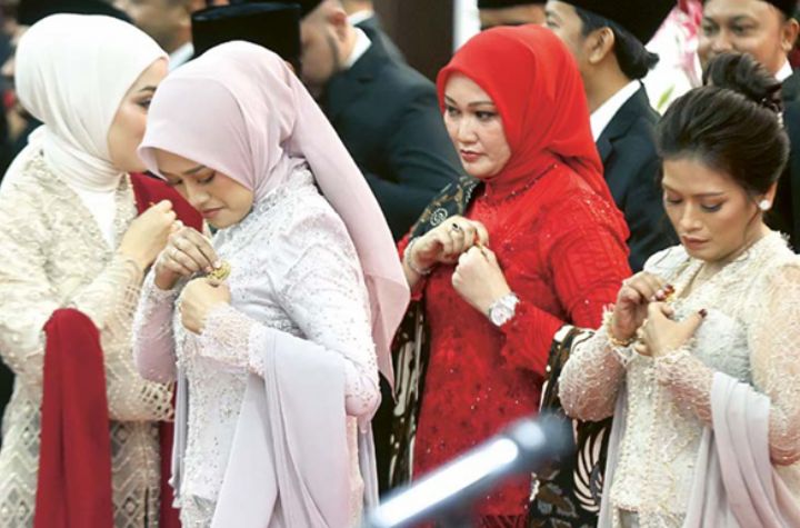DIDOMINASI WAJAH BARU: Empat anggota DPRD Kota Malang perempuan memasang pin setelah mengikuti prosesi pelantikan, kemarin (24/8). Total ada 45 anggota dewan yang dilantik.
