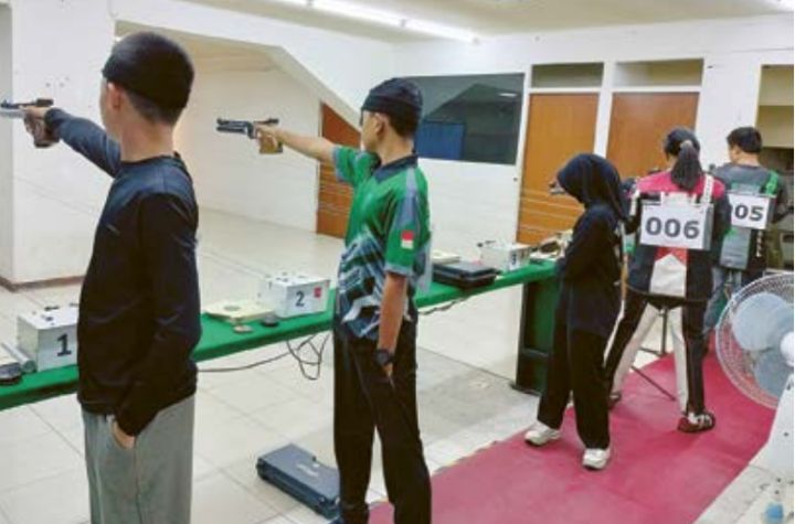 INGIN LEBIH BAIK: Atlet Perbakin Kota Malang berkonsentrasi membidik sasaran tembak dalam sesi latihan kemarin.