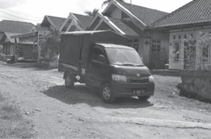 SAATNYA DIBANGUN: Beberapa kendaraan melintasi Jalan Desa Kranggan, Kecamatan Ngajum, yang membutuhkan perbaikan. Aspal di beberapa titik sudah mengelupas.