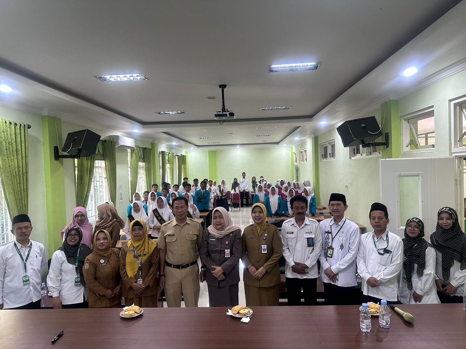 CEGAH STUNTING: Kepala DP3AK Jatim Tri Wahyu Liswati (enam dari kiri) bersama pejabat kantor Kemenag kabupaten malang di MTsN2 Malang kemarin.