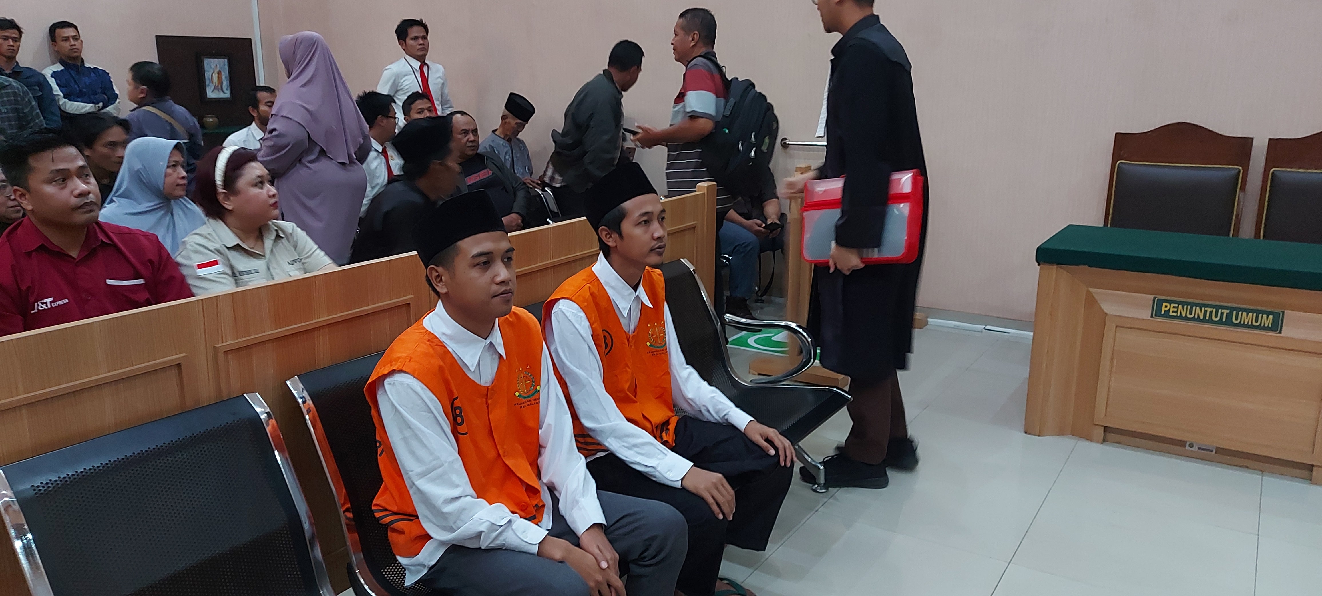 PUTUSAN SELA: Dua terduga pelaku pembunuhan di Jalan Anggodo, Kecamatan Pakis, yakni M. Wakhid Hasyim Afandi dan M. Iqbal Faisal Amir menjalani sidang di PN Kepanjen.