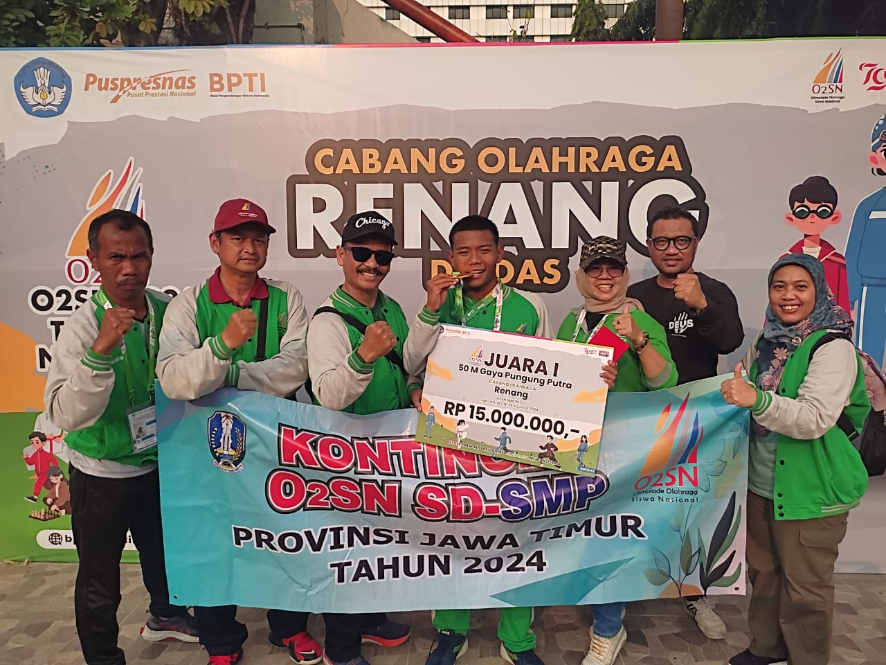 Guru dan siswa MTsN 3 Malang merayakan keberhasilan Airlangga yang meraih medali emas O2SN