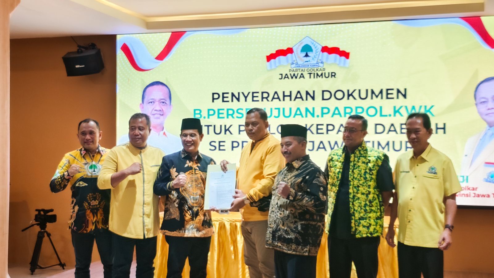 Bacabup Malang Gunawan Wibisono HS (tiga dari kiri) menerima rekom dari Partai Golkar malam ini (26/8)