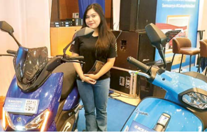 RAMAH LINGKUNGAN: Salah satu tipe motor listrik merek United dipajang di BCA Expo kemarin (25/8).