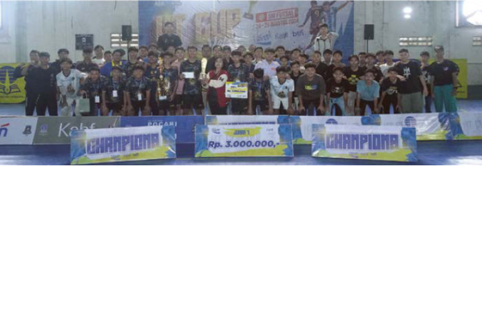 FASILITASI BAKAT SISWA: Direktur UT Malang Dr Lilik Sulistyowati MSi (tengah) foto bersama Juara 1 futsal SMA/SMK se-Jatim yang berlaga di UT Cup.