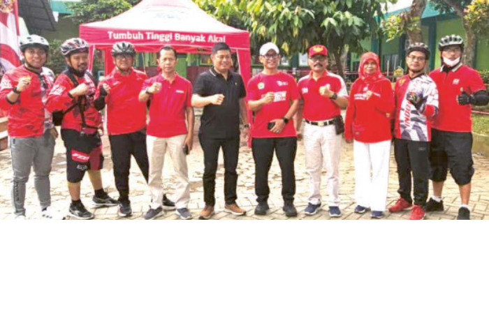 SINERGI: Kepala Dinas Suwarjana SE MM (tengah) bersama jajaran Disdikbud Kota Malang didampingi Kepala Sekolah Didik Eko Wiyono SPd, menghadiri acara Jalan Sehat SDN Buring, Sabtu (24/8).