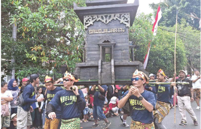 SemangaT: Salah satu peserta karnaval di Sawojajar, Kedungkandang mengangkat miniatur candi kemarin siang.