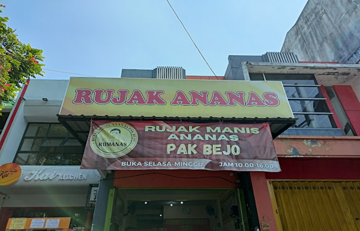 Rujak Ananas Pak Bejo Malang.