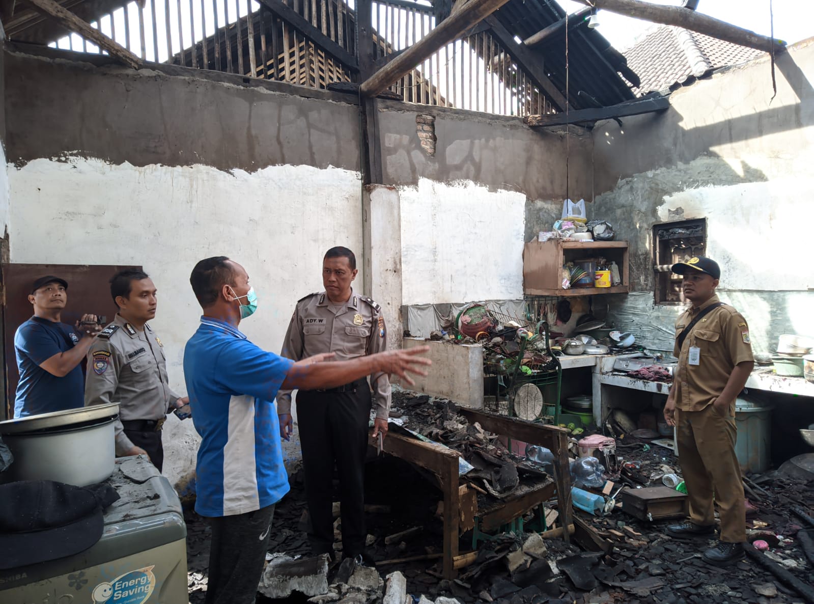 KEBAKARAN: Aparat kepolisian meninjau dapur rumah warga RT 08 RW 02 Dusun Kenongo, Desa Sumbersuko, Kecamatan Wagir, yang terbakar kemarin (27/8)