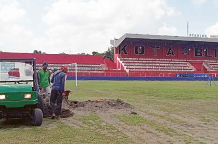 MAKSIMALKAN WAKTU: PT Harapan Jaya Lestarindo melakukan perbaikan lapangan Stadion Soepriadi kemarin. Pekan depan ditarget terlihat 80 persen rampung.