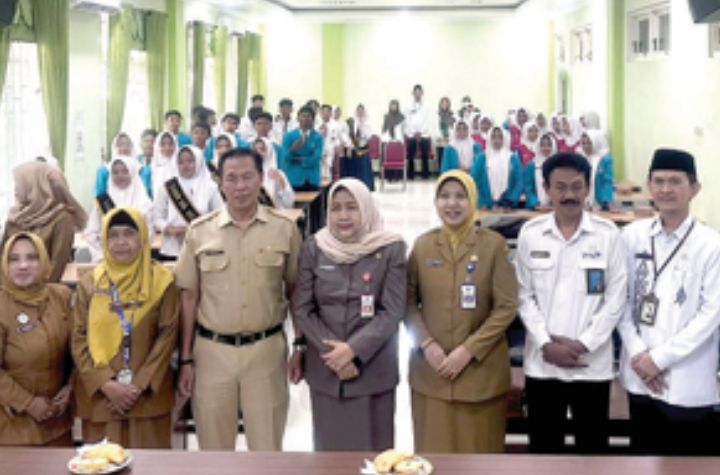 CEGAH STUNTING: Kepala DP3AK Jatim Tri Wahyu Liswati (lima dari kiri) bersama pejabat kantor Kemenag kabupaten malang di MTsN2 Malang kemarin.