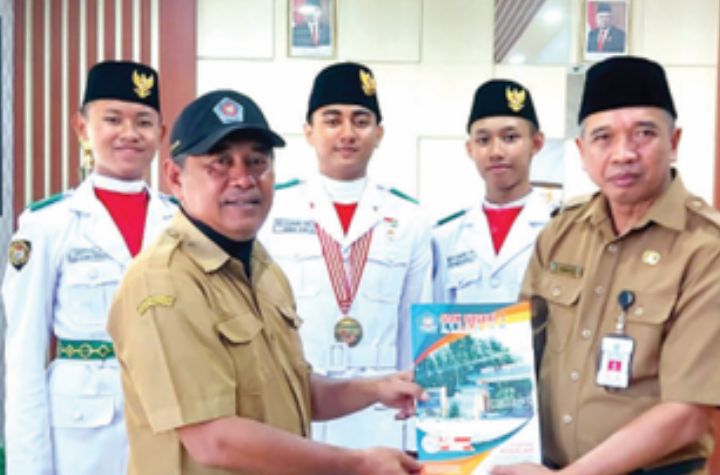 MEMBANGGAKAN: Muhammad Raihan (tengah, belakang) bertemu Kepala SMKN 1 Kepanjen Lasmono (kanan depan) usai apel pagi kemarin.
