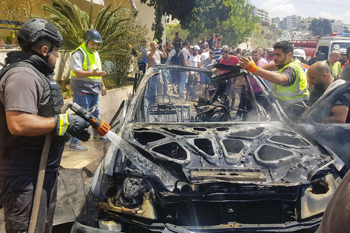 Bangkai mobil setelah diserang drone Israel di Kota Sidon, Lebanon, Senin (26/8)