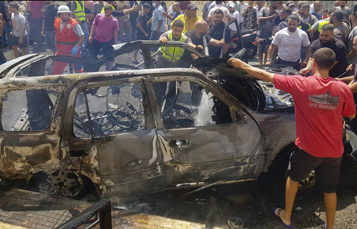Sisa mobil yang terbakar setelah diserang drone Israel, di Sidon, Lebanon.