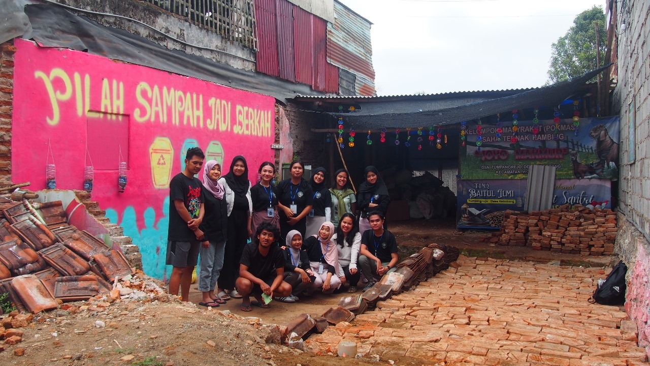 LEBIH BERSIH: Sebagian anggota Kelompok 65 KKN Jantra UB foto bersama usai membenahi Bank Sampah Pandan Wangi, Desa Kebobang.