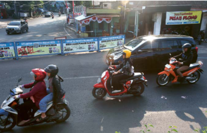 BAKAL DIBUKA: Hingga kemarin (26/8) pengendara dari Jalan Brigjen Slamet Riyadi atau Oro-Oro Dowo belum boleh belok ke Jalan Buring. pekan depan dishub akan membuka pembatas jalan dan mengizinkan peng