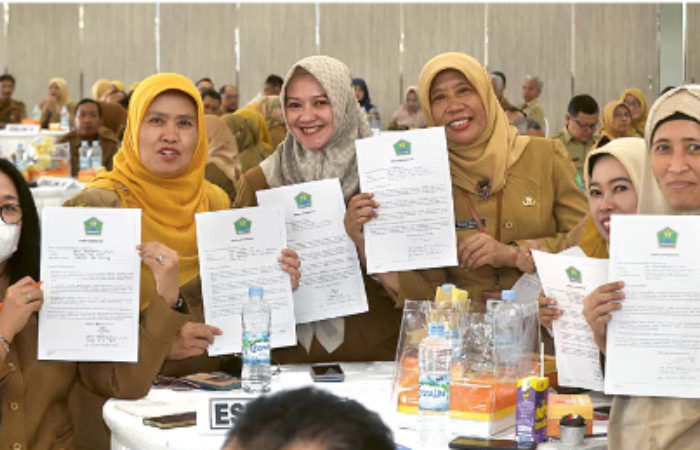 WAJIB NETRAL: Sejumlah ASN menunjukkan pakta integritas yang ditandatangani di Gedung Islamic Center, kemarin
