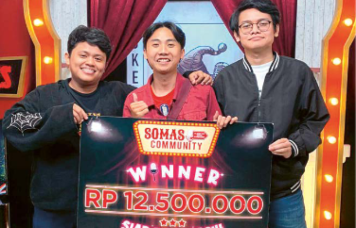 TAK LELAH BELAJAR: Dewangga Pribaditya Arif (tengah) menyabet predikat juara pertama di acara Somasi, 12 Agustus lalu.