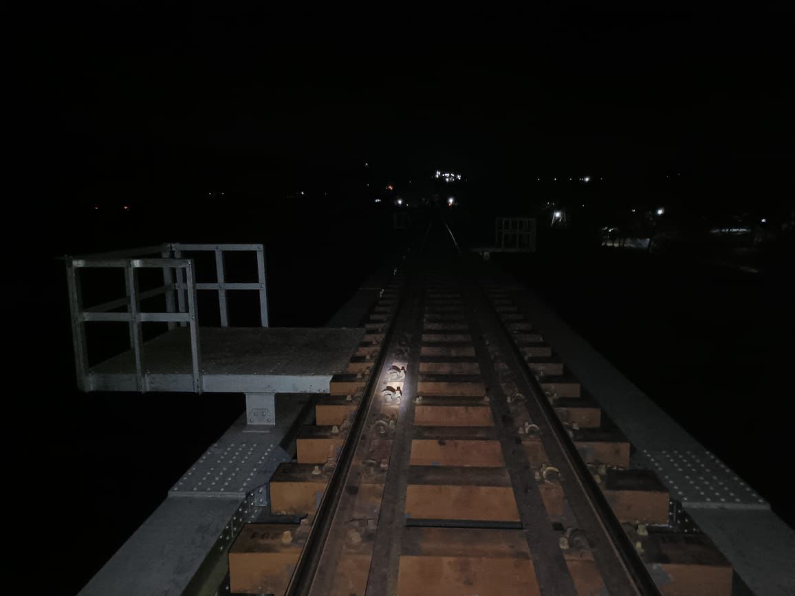 Jalur kereta api di Sumberpucung relasi Stasiun Malang-Blitar yang diperiksa pasca gempa 5,8 magnitudo di Gunung Kidul Yogyakarta