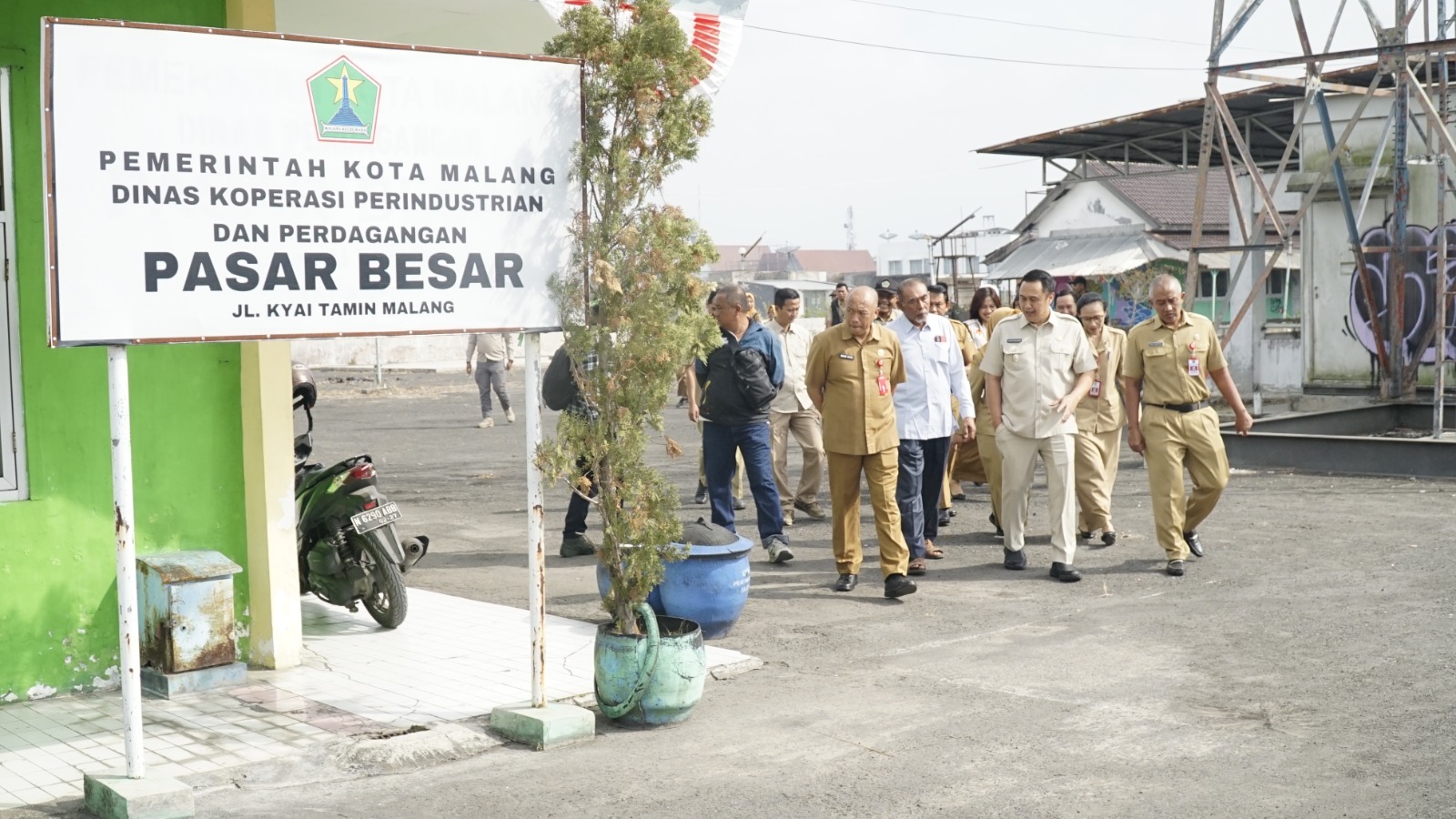 Pj Wali Kota Malang Iwan Kurniawan dan jajarannya inspeksi ke Pasar Besar