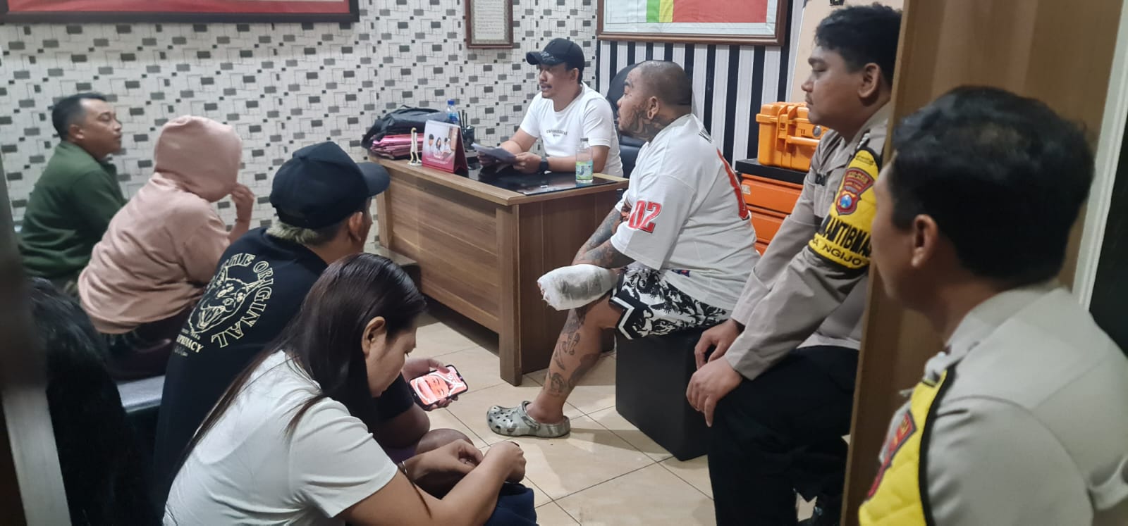 BERAKHIR DAMAI: Pihak King Abdi, perwakilan pedagang rest area Karangploso, dan pihak yang menawari pekerjaan LC menjalani mediasi di Polsek Karangploso kemarin.