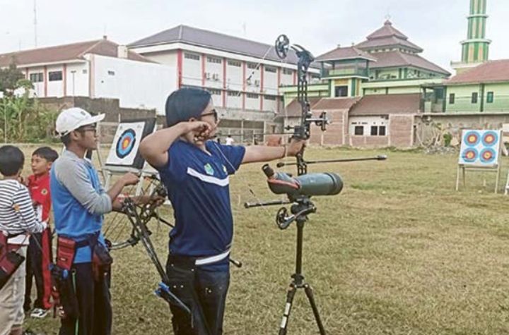 BUTUH SUPPORT: Atlet panahan Kota Malang berlatih di Lapangan Dodik Bela Negara, Kota Malang, kemarin.