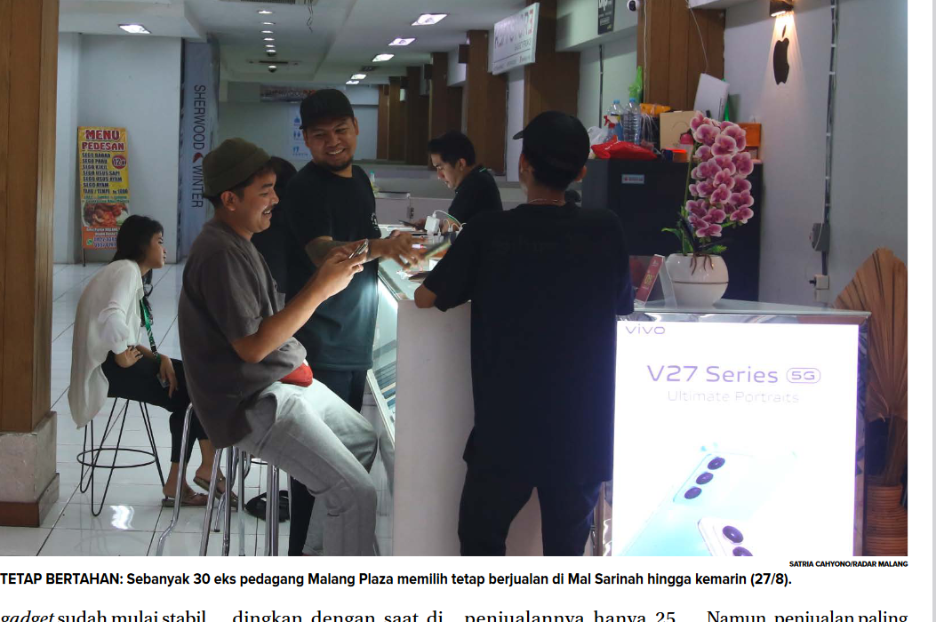 tetaP bertahan: Sebanyak 30 eks pedagang Malang Plaza memilih tetap berjualan di Mal Sarinah hingga kemarin (27/8).