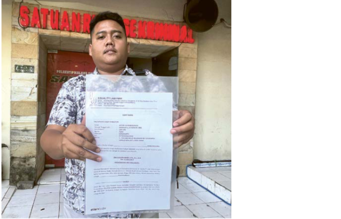 BErBUnTUT PanJang: ariendra ravi Pratama SH mH, kuasa hukum korban pengeroyokan menunjukkan berkas laporan.