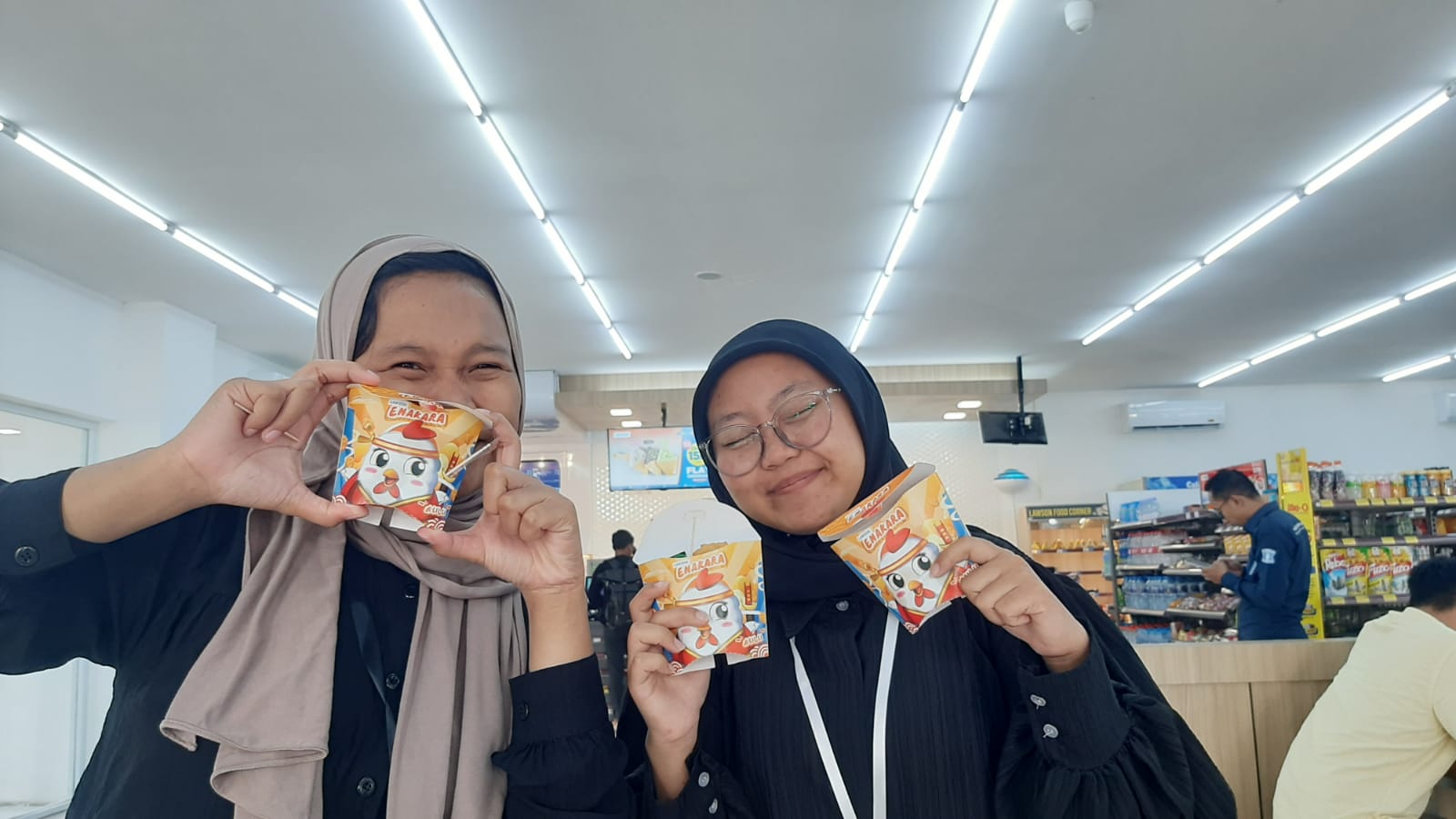 Dua pengunjung Lawson membeli Enakara kemarin.