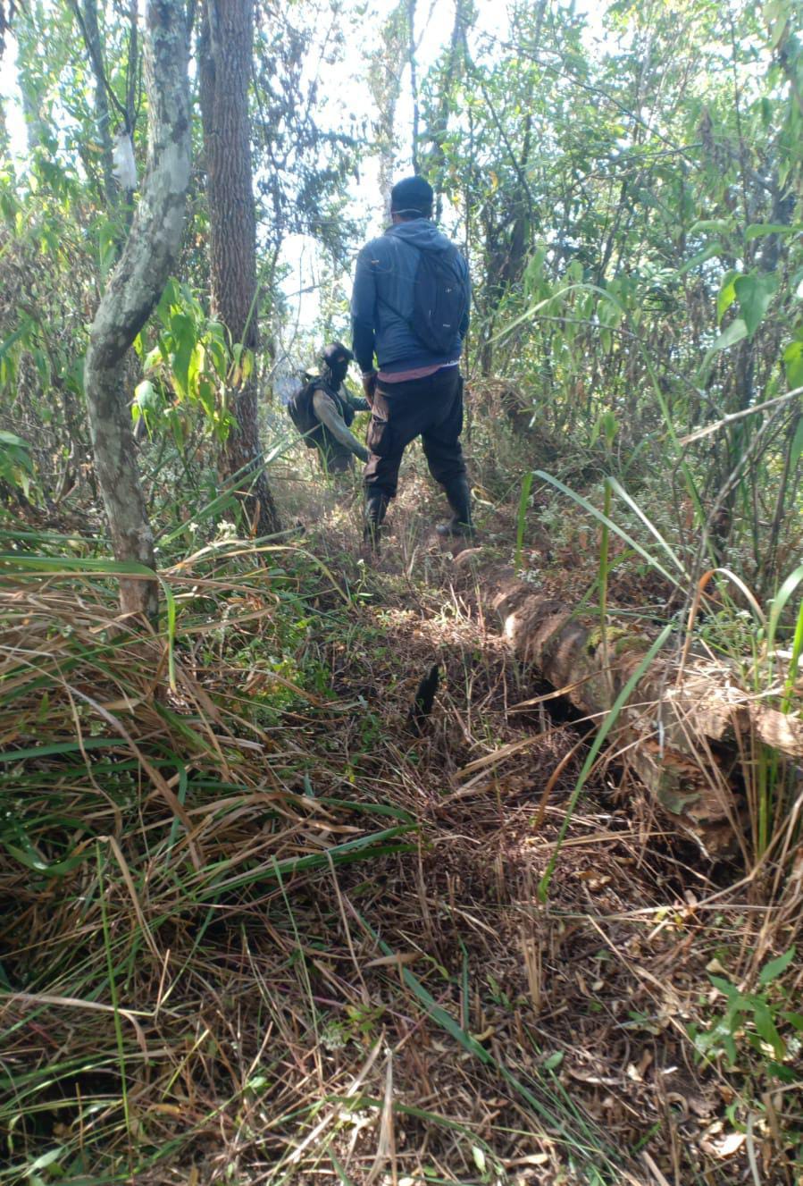 PADAMKAN API: Tim gabungan turun lereng Gunung Panderman setelah memastikan api sudah padam kemarin (28/8).
