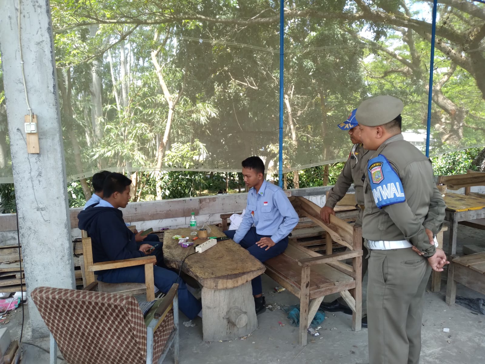 PENERTIBAN: Petugas menginterogasi pelajar yang ngopi saat jam sekolah. Mereka bersantai di kafe kawasan Tegalgondo, Kecamatan Karangploso, Kabupaten Malang.
